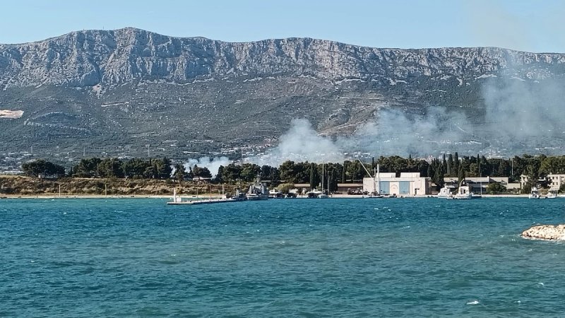 Veliki požar u Kaštelima kraj bivšeg Jugovinila
