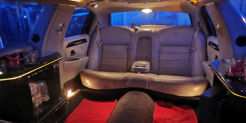 PREJAKA KOMBINACIJA LUKSUZA I TRADICIJE Limuzina dolazi po goste i vodi ih u konobu!