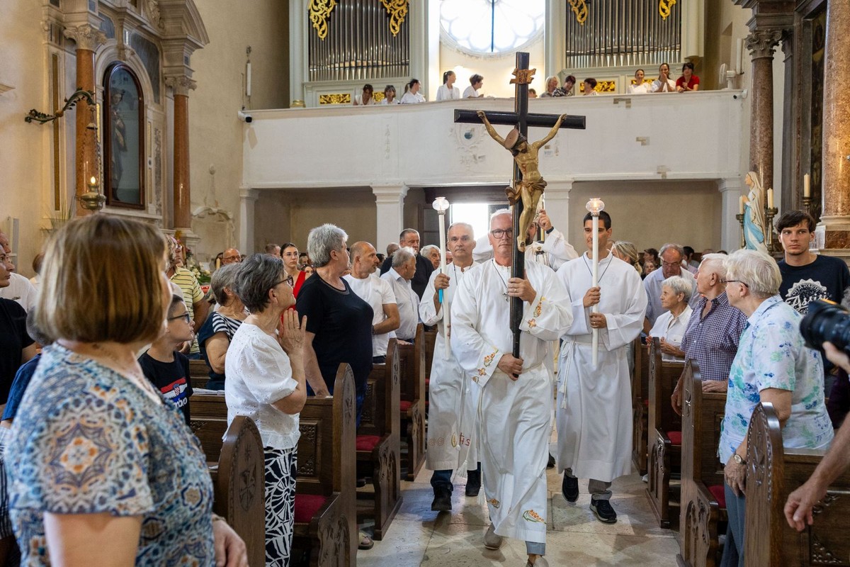 FOTOGALERIJA Posvećen obnovljeni oltar u nacionalnom svetištu bl. Augustina Kažotića u Trogiru