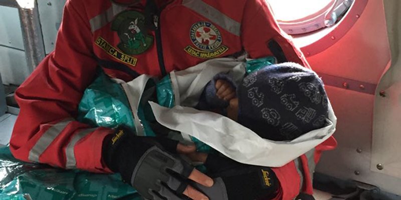 MIGRANTI PROBILI GRANICU KOD GOLUBIĆA: Trudnicu, majku i dijete s planine spasio HGSS