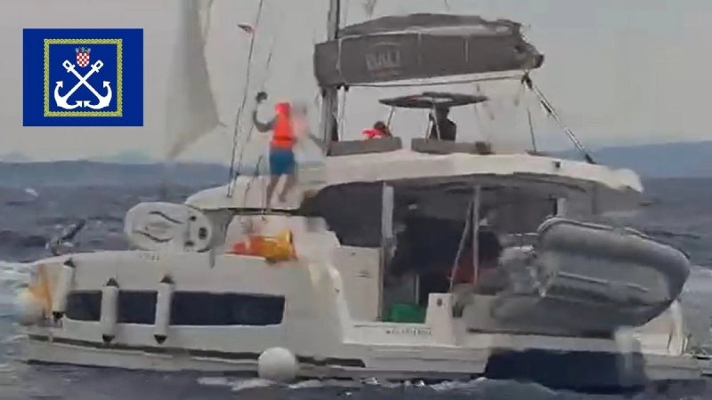 VIDEO: I zračne snage sudjeluju u potrazi za skiperom koji je pao s jedrilice kod Šolte, stigle nove informacije