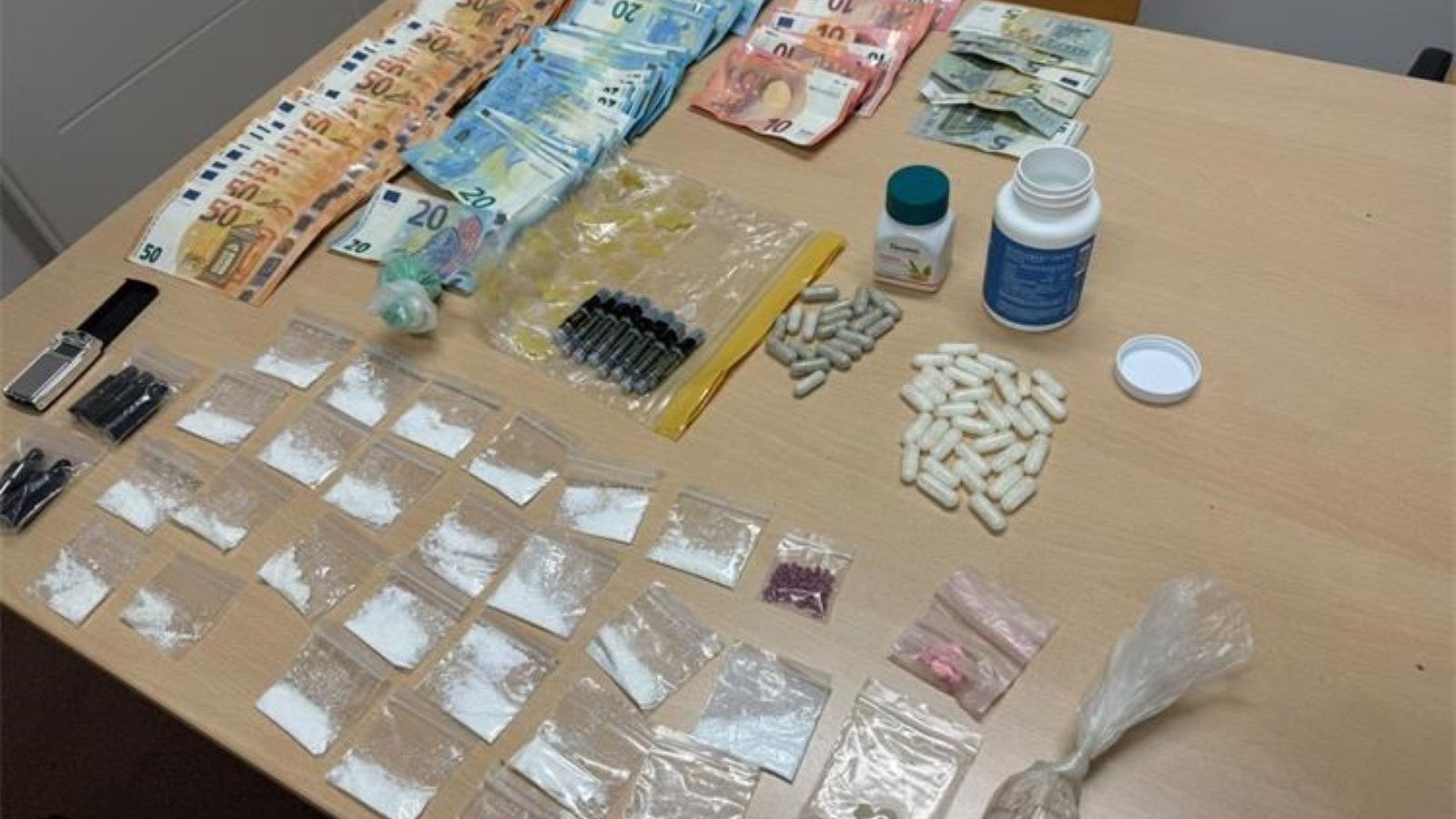 Policija zaustavila taksi na autocesti pa pronašla hrpu droge, pogledajte popis pronađenog