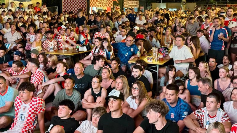 FOTO: Hrvatska se bodri i u kasne noćne sate