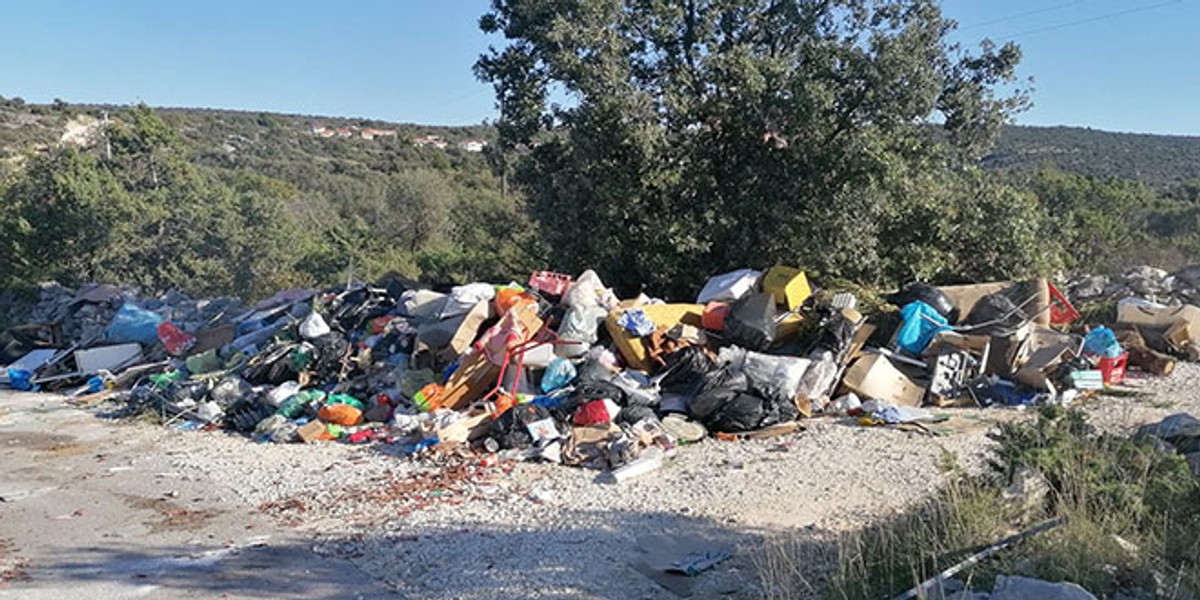 NI PRASCI SE NE BI POSRAMILI: Ovako izgleda jedina cesta prema prelijepoj dalmatinskoj uvali!