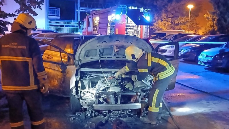 FOTO Noćas planuo automobil zamjenice županijske državne odvjetnice