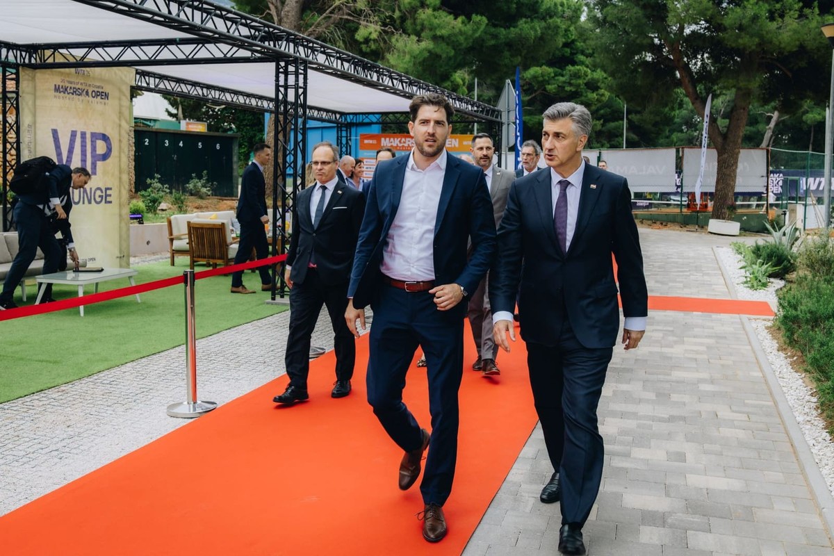 FOTO Ovo se ne događa često, Plenković s petero ministara stigao na sportski događaj
