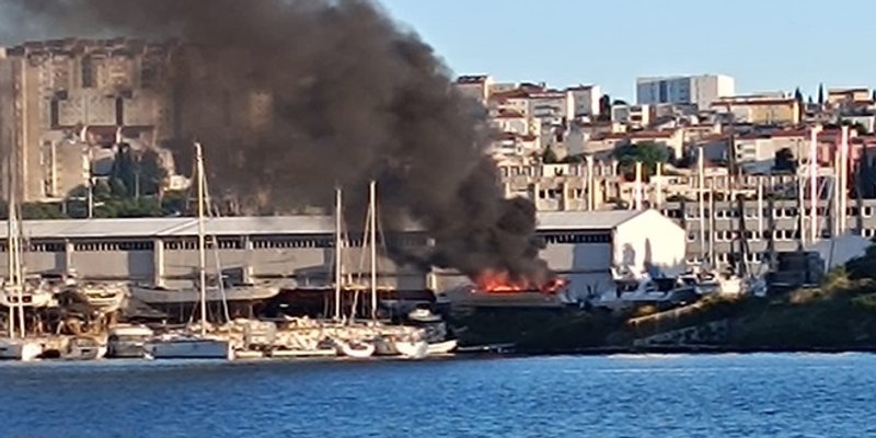 FOTO/VIDEO: U splitskoj Sjevernoj luci planuo brod