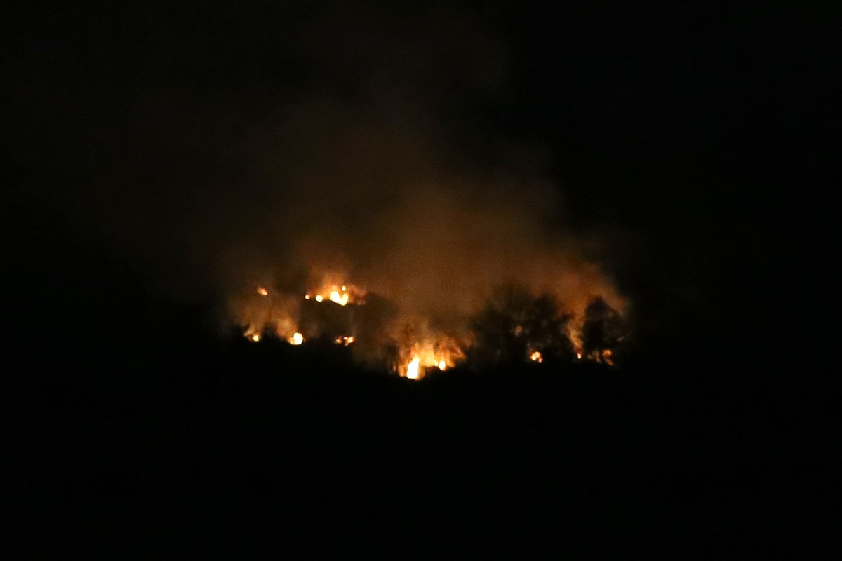 I dalje gori brdo iznad Koprivnog, vatrogasci na oprezu