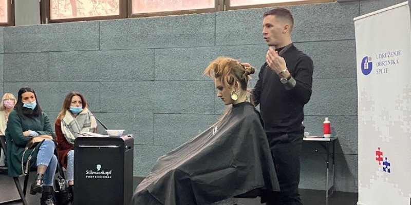 FOTOGALERIJA: U Udruženju obrtnika Split održana edukacija za frizere – Nikola Blažinčić, balayage tehnika & babylights pramenovi
