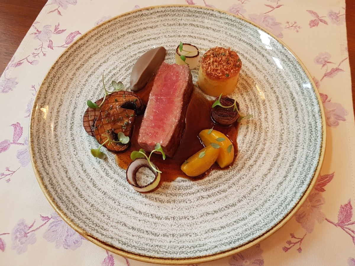 STRIPLOIN
Fondant od krumpira, krema od gljiva, zapečeni vrganj, Spaljena shallota, žuta cikla, goveđi jus