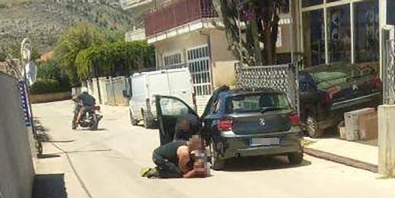 TRENUCI UŽASA U TROGIRU Fotografija snimljena neposredno nakon što je bivši policajac mecima iz pištolja ranio muškaraca u glavu i vrat