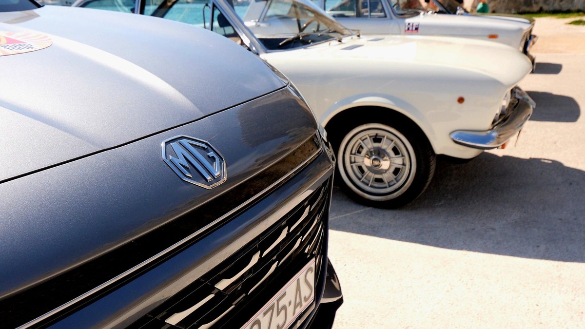 FOTOGALERIJA Automobili iz prošlog stoljeća mamili poglede u Trogiru