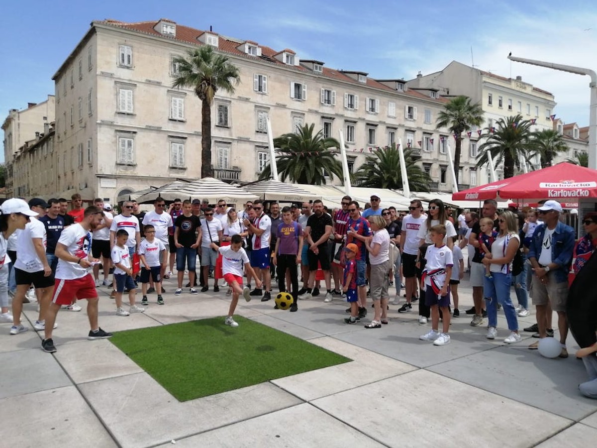 Navijači na Rivi | foto: Veljko Martinović