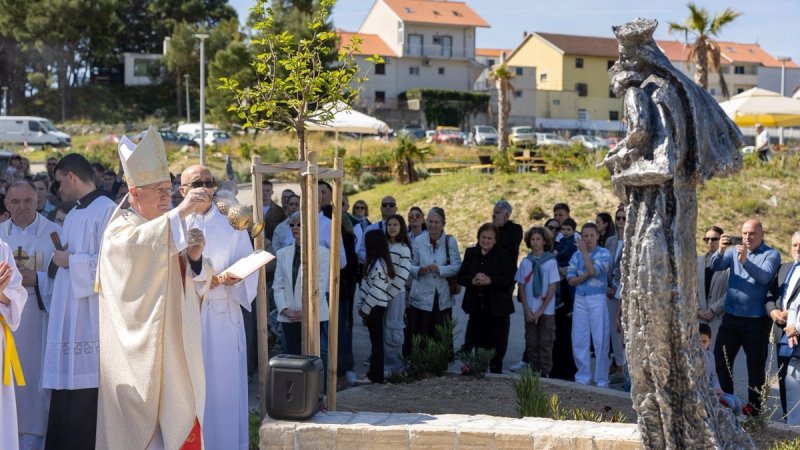FOTOGALERIJA Nadbiskup Križić blagoslovio kip Gospe od Karmela na Vidovcu