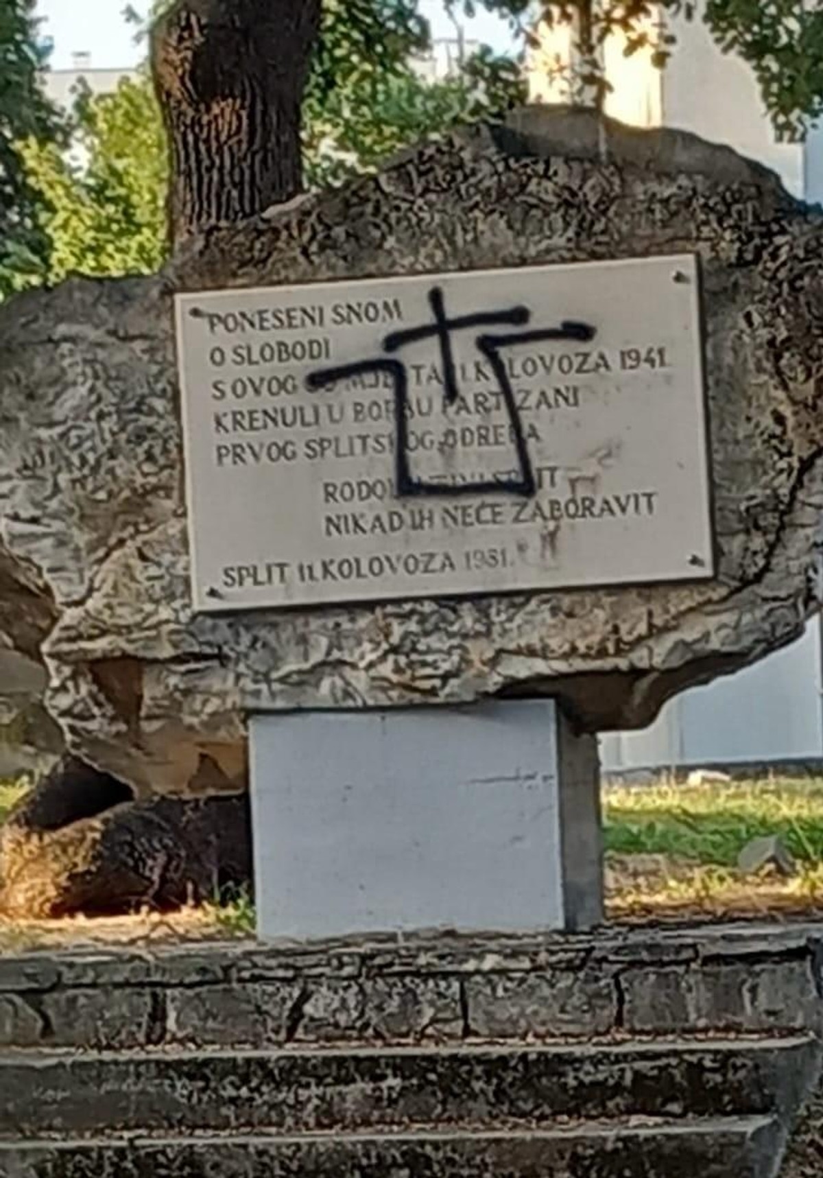 Spomenik Prvom splitskom partizanskom odredu opet išaran ustaškim simbolom