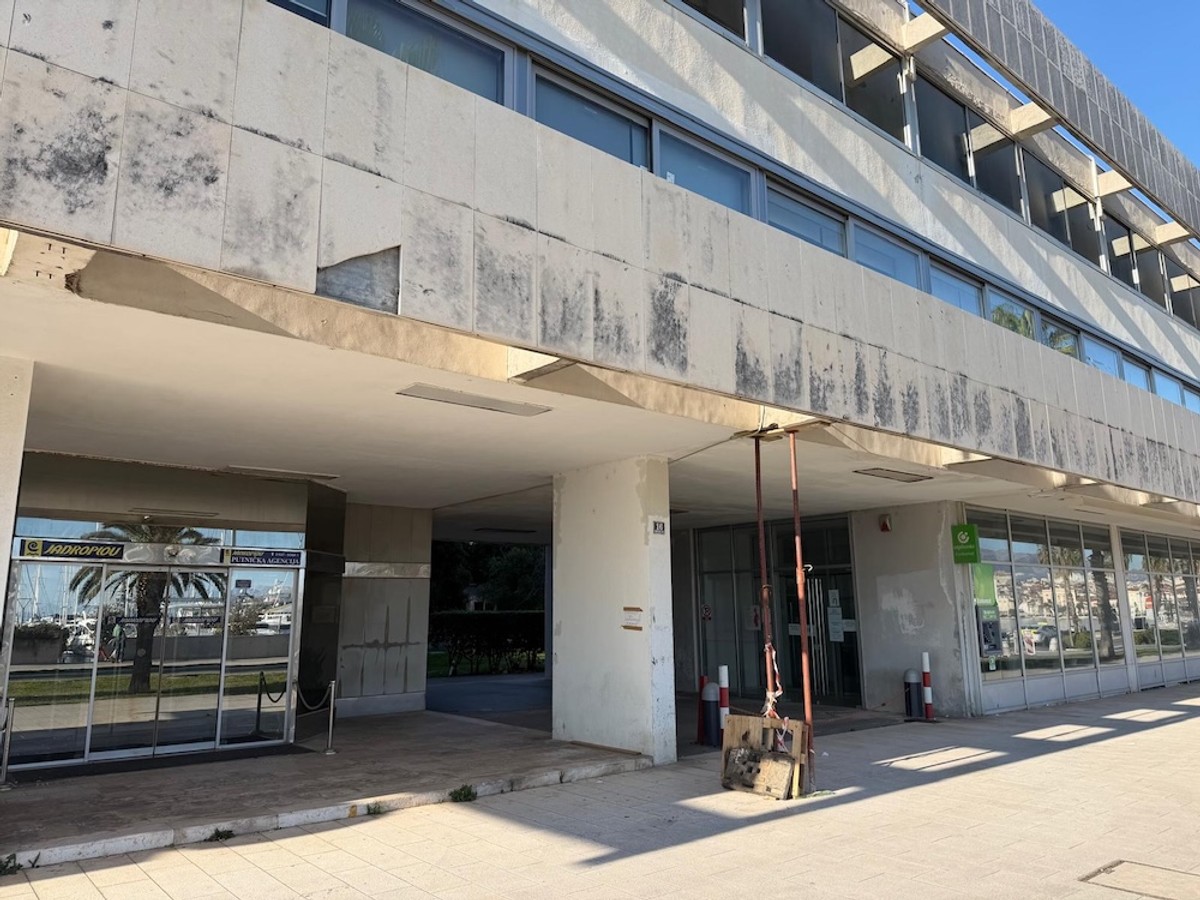 Otpada fasada sa zgrade na Zapadnoj obali