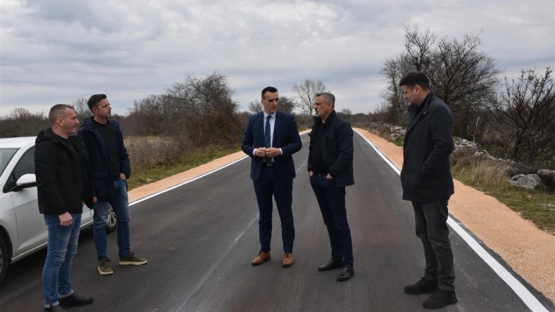 Župan Rakić i zamjenik župana Vukmirović obišli obnovljene kolnike u Kistanju i Erveniku