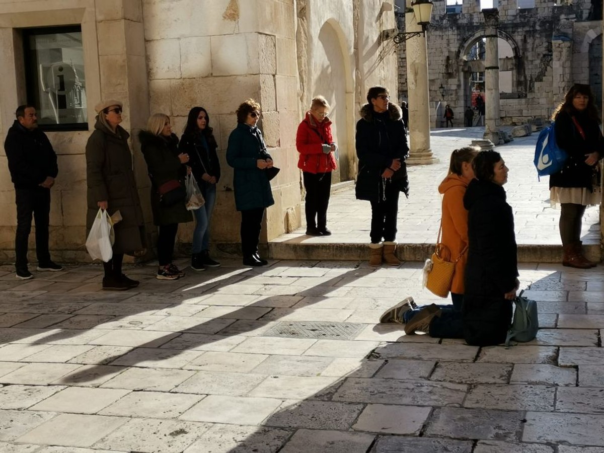 Molitva na koljenima na Peristilu