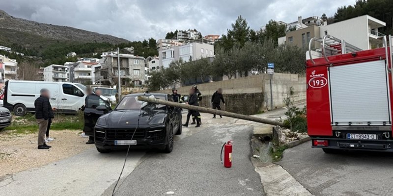 STROŽANAC Drveni stup pao na Porsche i razbio mu staklo