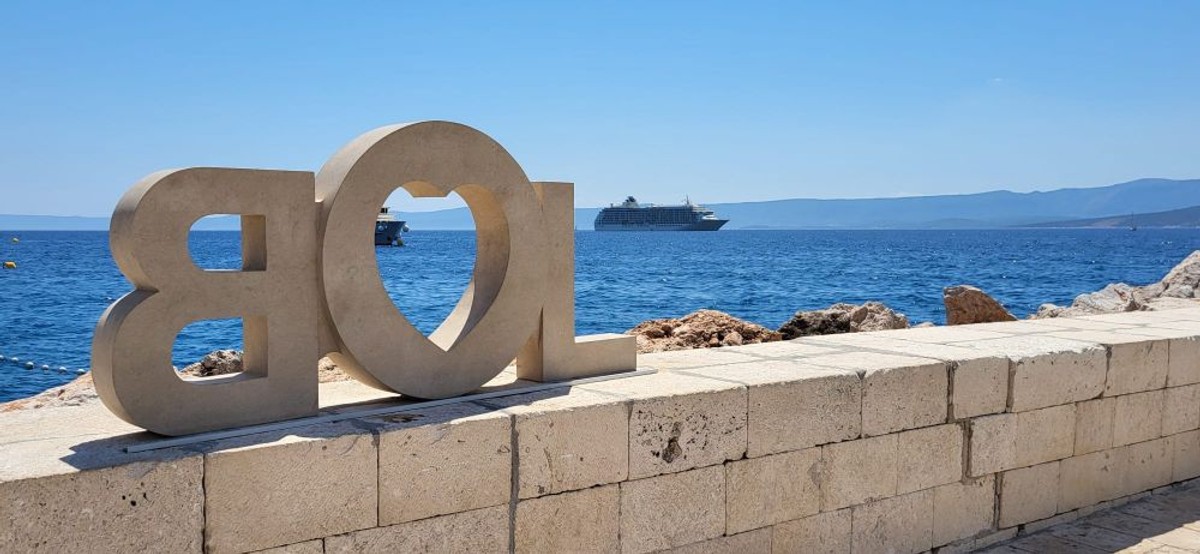 Apartmanizacija Bola stigla - brodom!