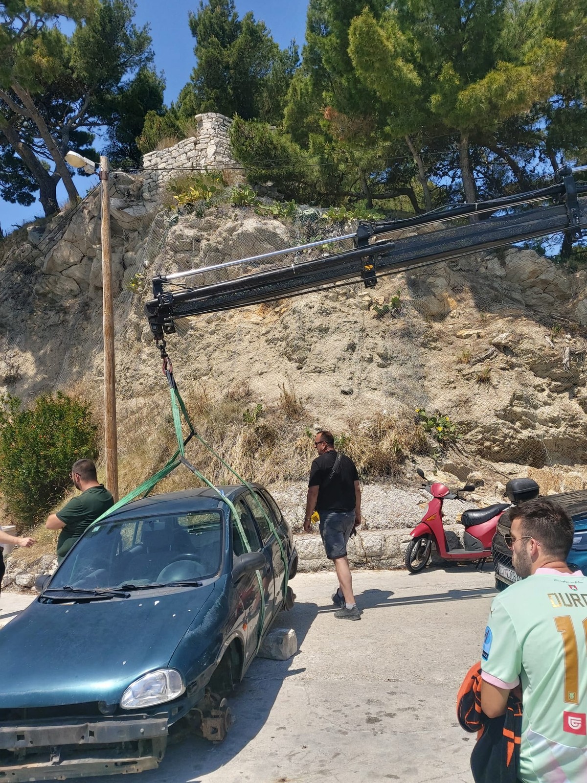 UZ SVAĐU Maknuta automobilska olupina na putu prema šetnici na Firulama