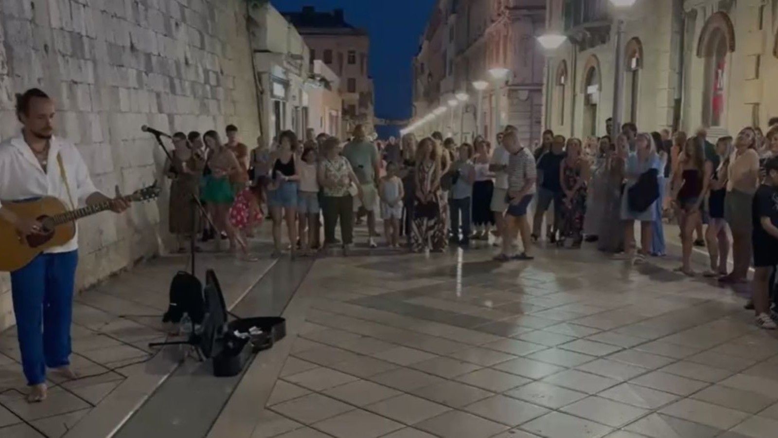 VIDEO Poslušajte pjesmu zbog koje su se zaustavili Splićani i turisti