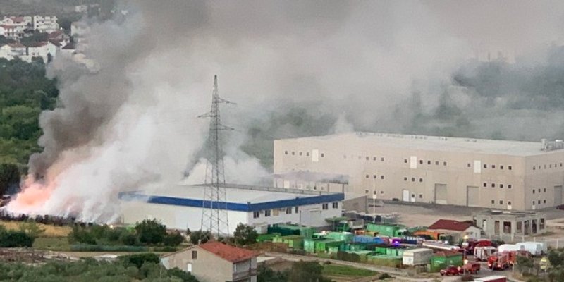 VIDEO Golemi požar bukti u reciklažnom dvorištu na TTTS-u!