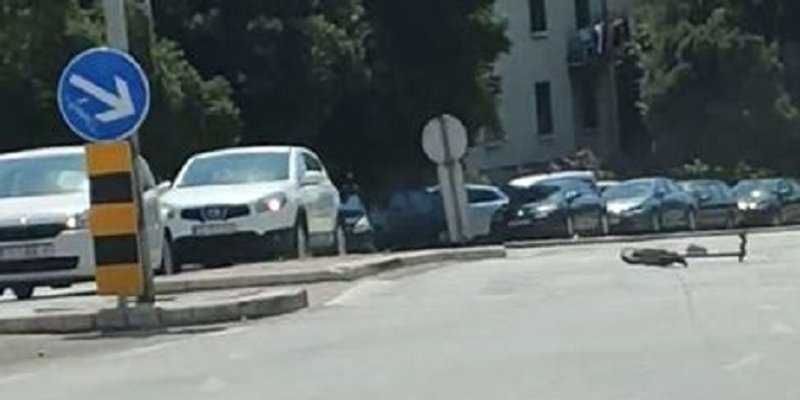 VIDEO: NESREĆA NA GRIPAMA Oboren električni romobil, osoba prevezena u bolnicu