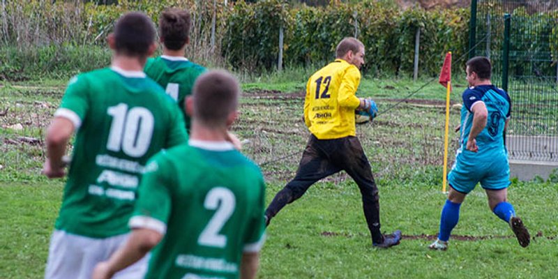 DRAMA NA KORČULI: Vratar suca povlačio za uho radi drugog žutog kartona