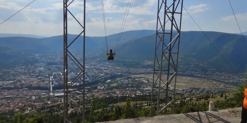 VIDEO: MOSTAR IMA NOVU TURISTIČKU ATRAKCIJU Nad gradom postavljena mega ljuljačka