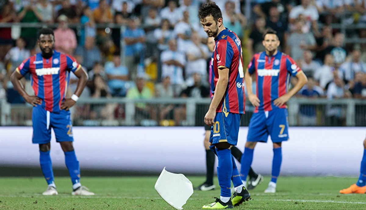 Znači li i bacanje stolica u teren navijača Rijeke dvije utakmice bez gledatelja ili to vrijedi samo za Hajduk?