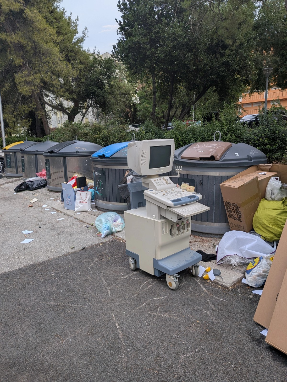 FOTO-UBOD Nadrealno! Netko je kraj kanti ostavio aparat za ultrazvuk