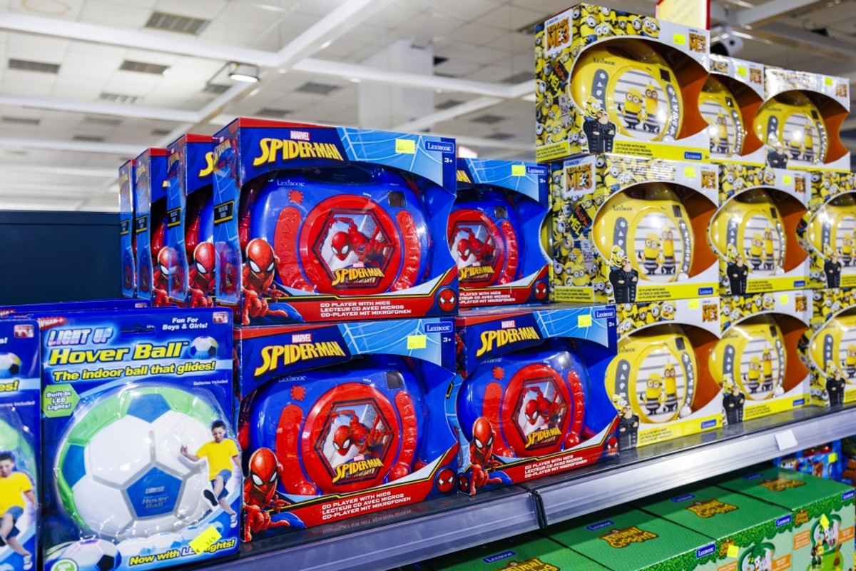 Božićna groznica trese Dalmaciju: U kaštelanskom outletu krenuo Black Friday! Božićni asortiman na 50% popusta, a na rasprodaji su stabla maslina i limuna