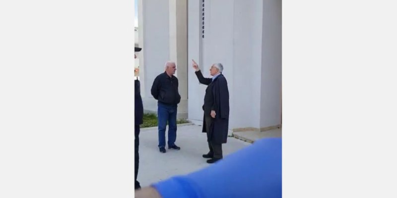 SVEĆENIK SA SIROBUJE NE POSUSTAJE: I danas je služio misu, policija ga je prijavila za prekršaj 