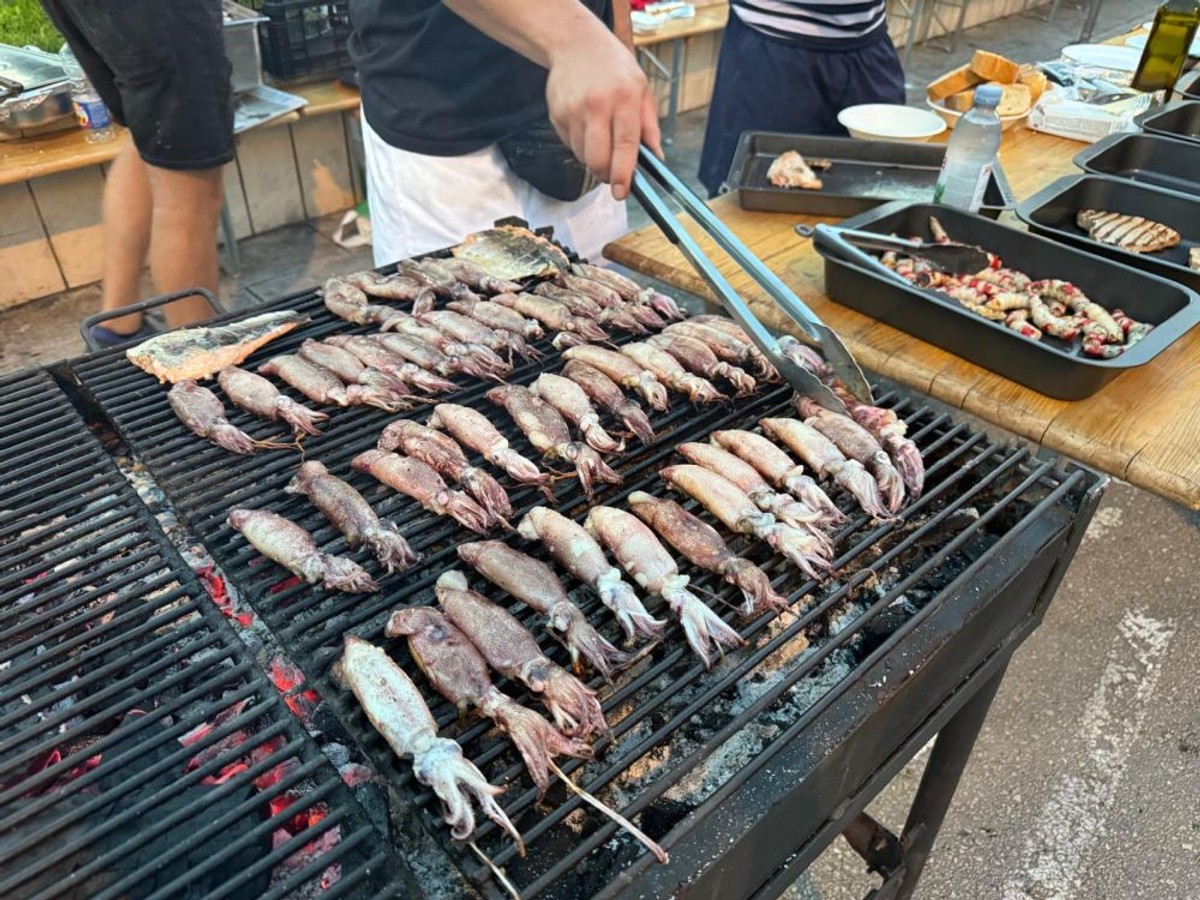 FOTO/VIDEO Brojni posjetitelji uživaju u ribljim specijalitetima na ...