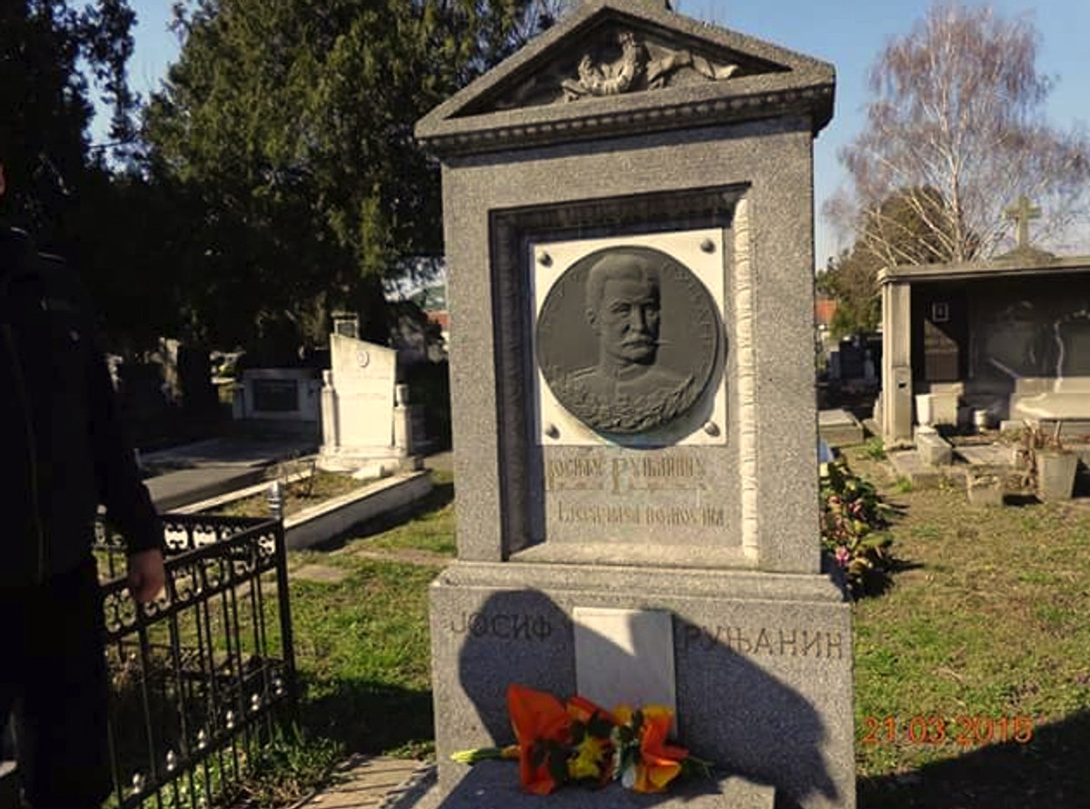 Klapa Cambi zapjevala 'Lijepu našu' na grobu Josipa Runjanina