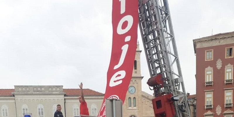 VIDEO Ususret utrci 'Srcem za male heroje' postavljen transparent od 20-ak metara