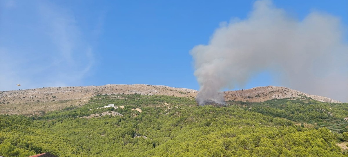 VIDEO: STIGAO I DRUGI KANADER Požar u Podstrani