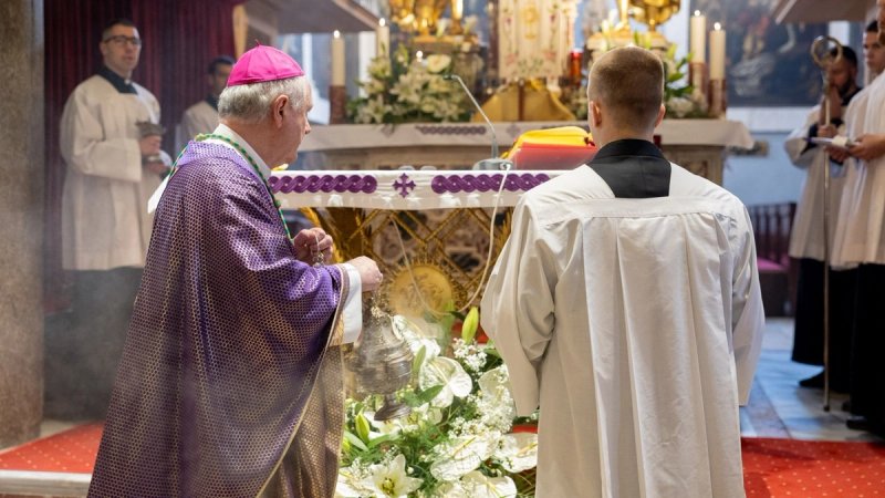 FOTOGALERIJA Misnim slavljem zaključeno četrdesetsatno klanjanje u splitskoj prvostolnici