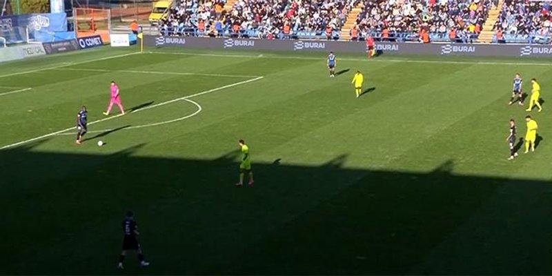 ŠTO MU BI? Pogledajte kako je stoper Varaždina darovao loptu Dinamu u akciji za gol