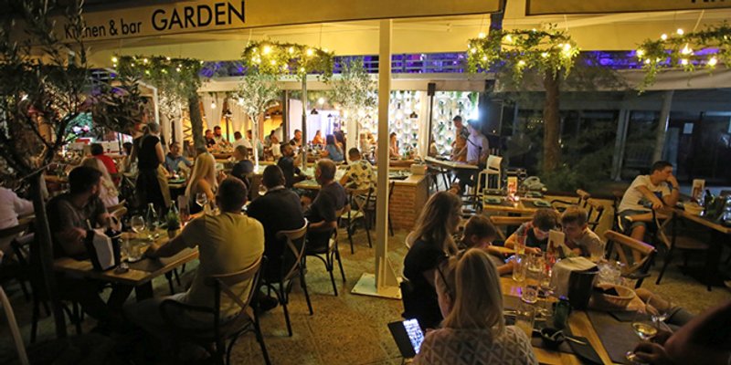 IDEMO NA BAČVICE Garden časti čitatelje Dalmatinskog portala večerom uz glazbu uživo