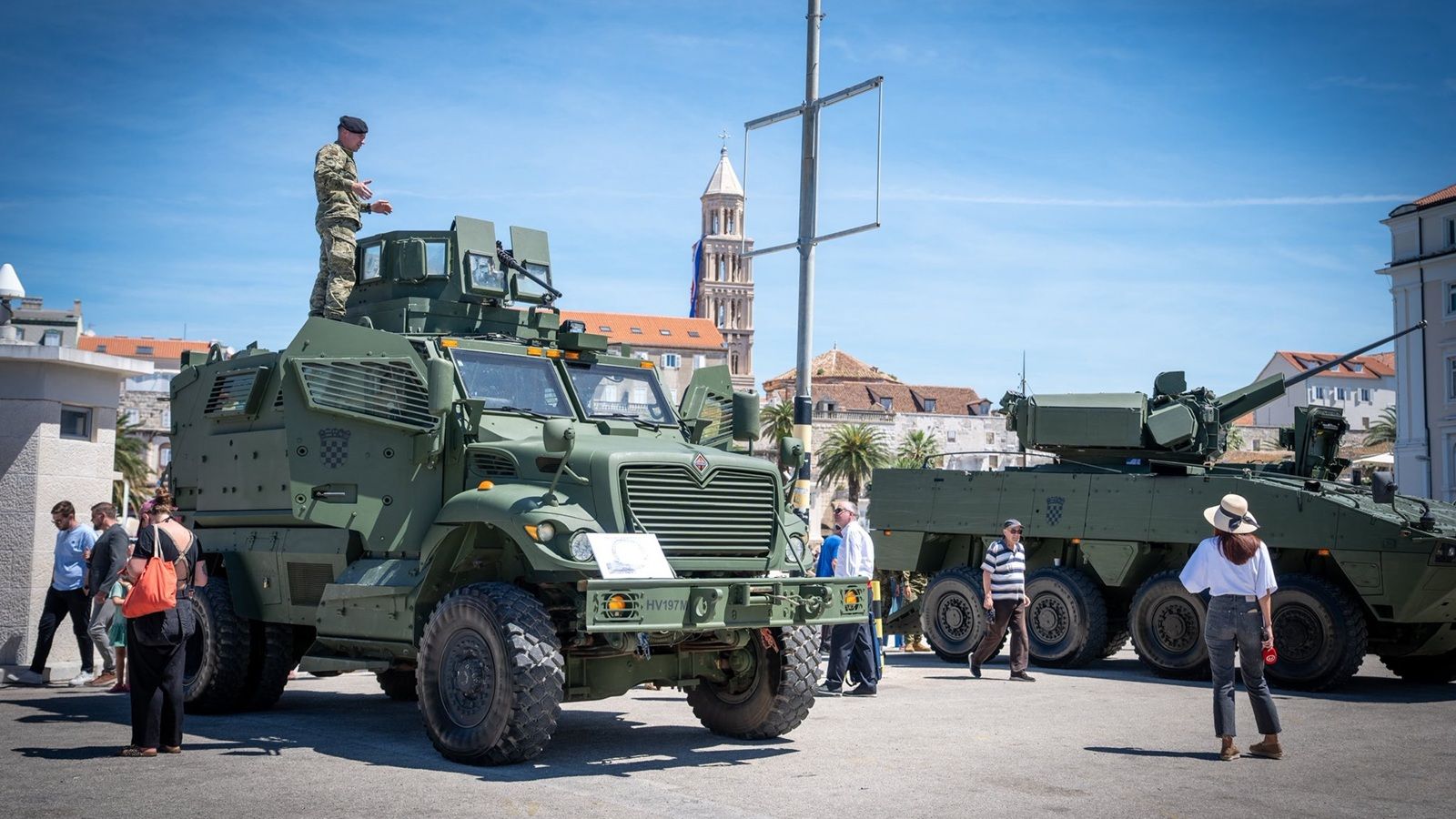 NOVA FOTOGALERIJA Moćna vozila Hrvatske vojske u centru Splita, a večeras vatromet!