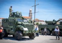 NOVA FOTOGALERIJA Moćna vozila Hrvatske vojske u centru Splita, a večeras vatromet!