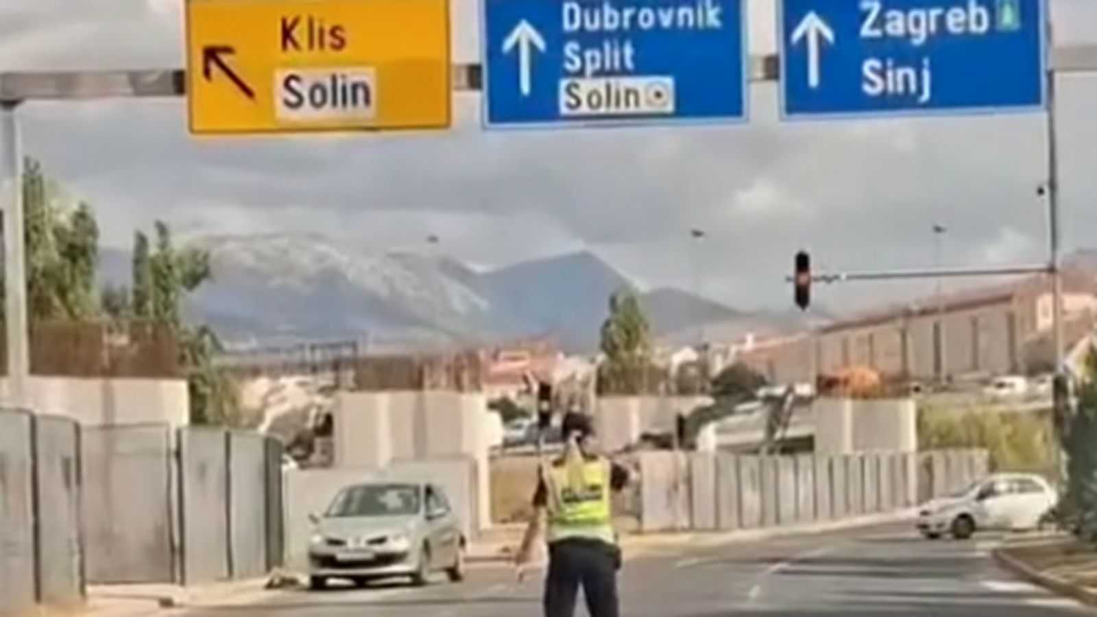 VIDEO: Ušao u suprotni smjer pred policajkom koja je regulirala promet