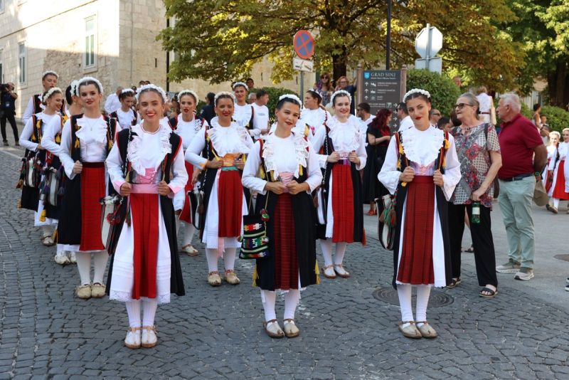 FOTOGALERIJA Milanović stigao na Alku, pogledajte prizore s alkarskog trkališta