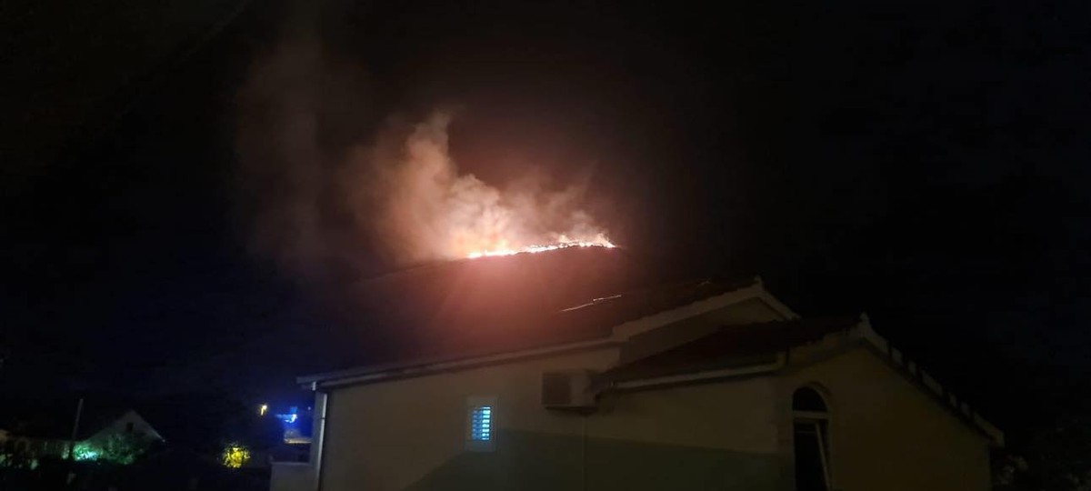 VIDEO Planulo iznad Žrnovnice nakon udara groma: 'Samo da vitar ne okrene!'