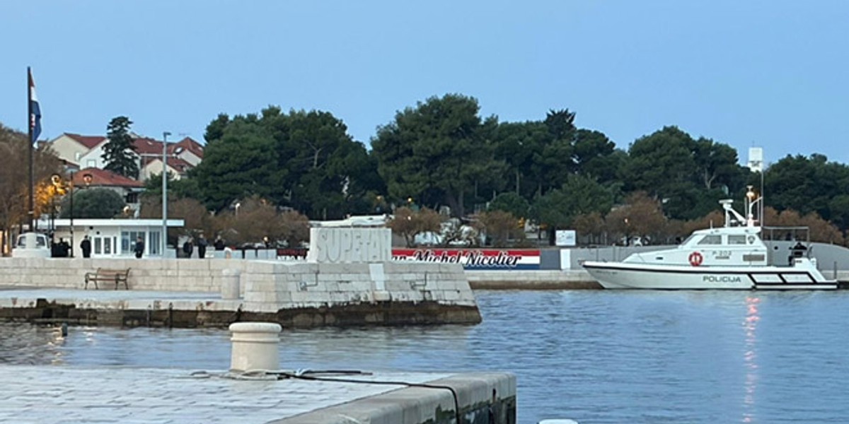 JUTRO U SUPETRU Komunalci u akciji ukanjanja grbova Škabrnje i Vukovara, sve je puno policije, a uplovila i raketna topovnjača