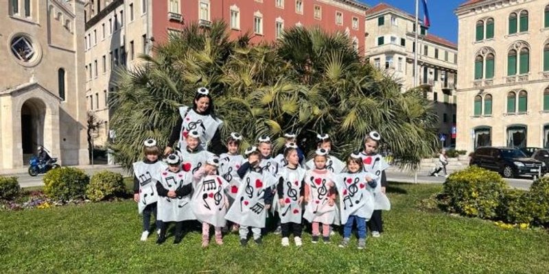 ČUVAJU TRADICIJU Najmlađi Splićani maskirani u note prošetali gradom