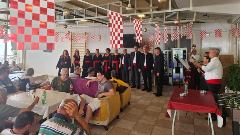 Članovi KUD-a Filip Dević pjesmom razveselili štićenike Cvjetnog doma