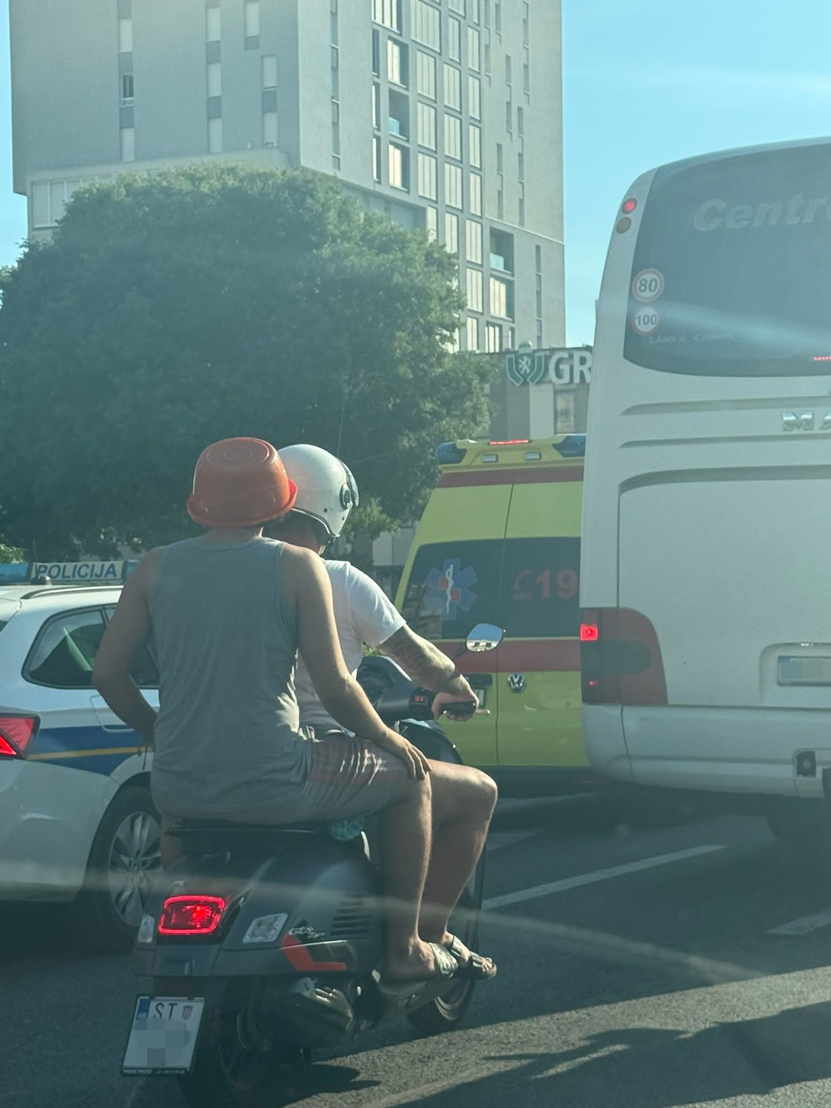 FOTO UBOD Zdjela glavu čuva...